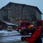 Güvenlik endişeleri yeniden canlanırken, Türk kayak merkezinde çıkan yangında 78 kişi hayatını kaybetti